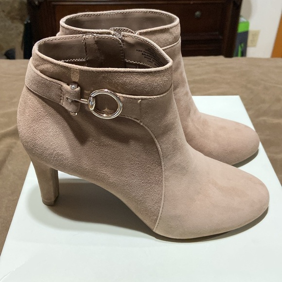 Bandolino Women's Suede Tan Ankle Boots Size 7 1/2 - Picture 1 of 5